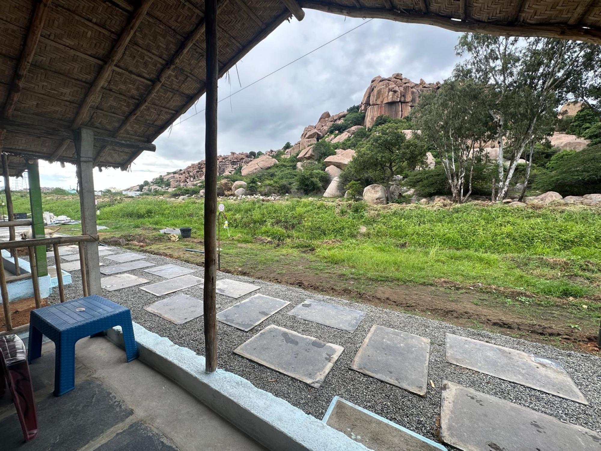 The Gravity Cafe -A Unit Of Staychillhampi Bagian luar foto