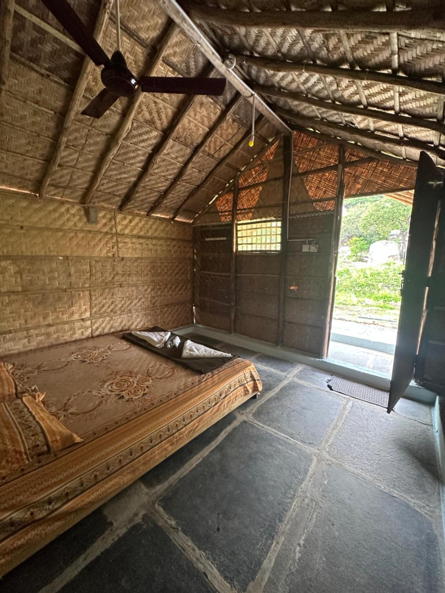 The Gravity Cafe -A Unit Of Staychillhampi Bagian luar foto